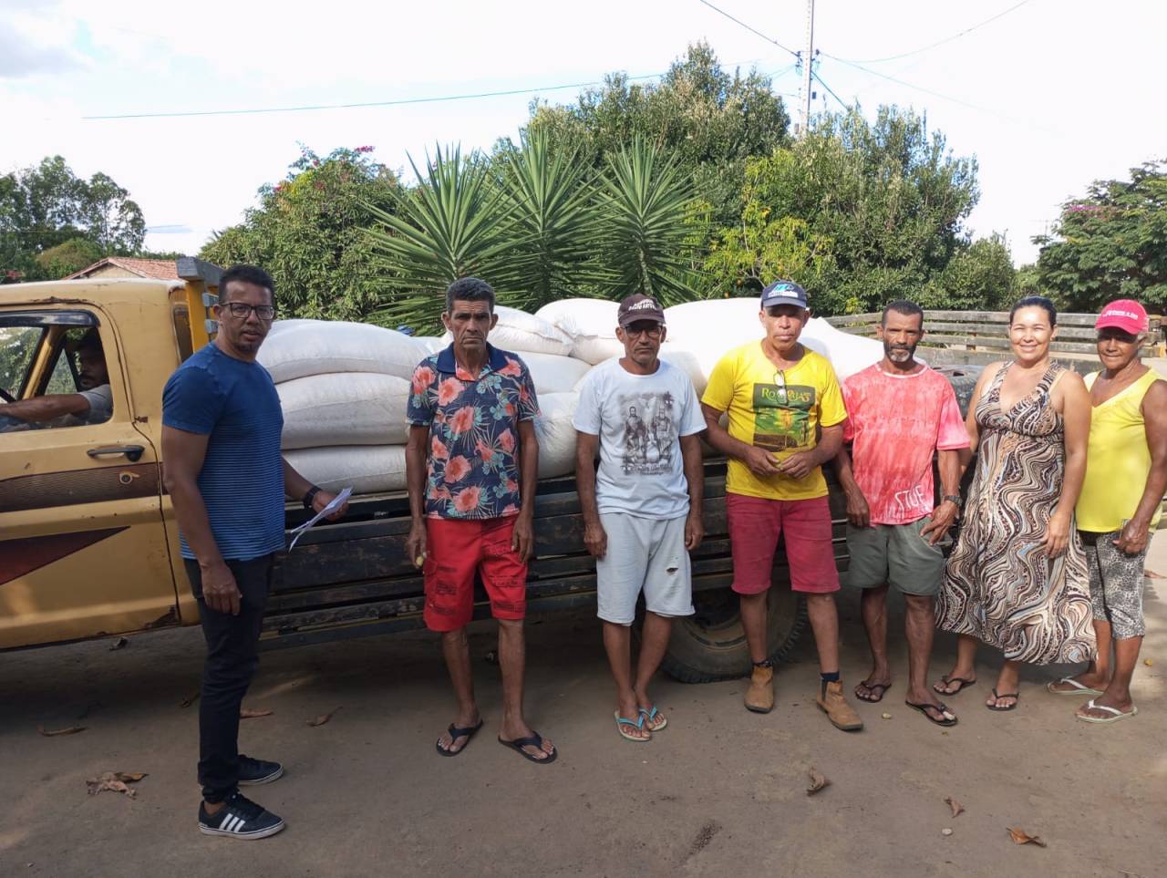 Entrega de milho para auxiliar na alimentação das vacas leiteiras.